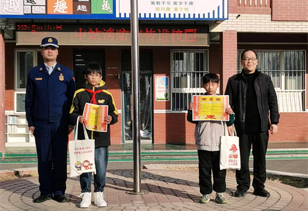 焦作市中站区新生小学出了两名“消防小勇士”