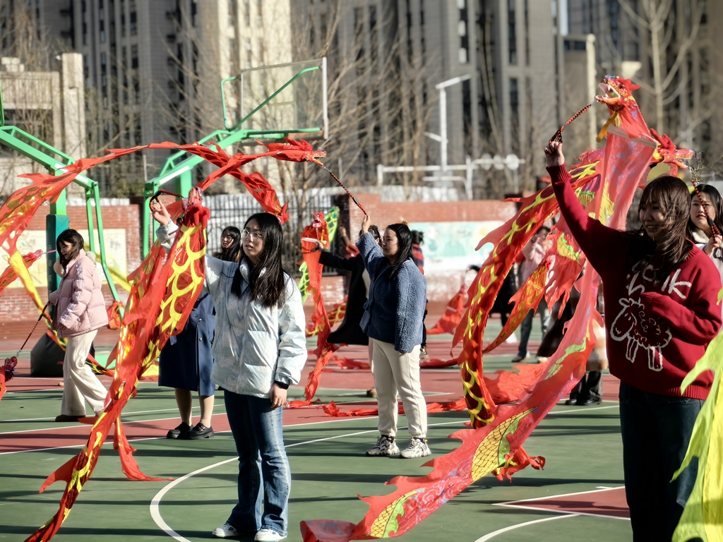 郑州市管城回族区漓江路小学举行三八节舞龙活动