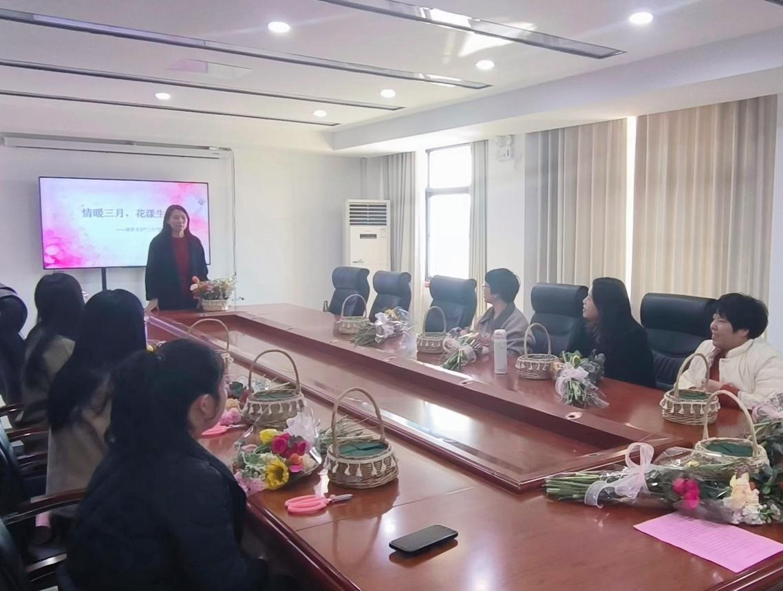 情暖三月  花漾生活——农发行浚县支行 举办“三八”国际妇女节插花活动