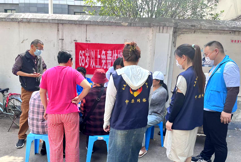 郑州市中原区绿东村街道电缆社区 开展“暖心义诊进社区 贴心服务暖民心”活动
