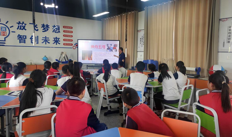 济源农村中学科技馆玉泉学校举行“学习航天精神，共筑科技梦想”科技教育活动