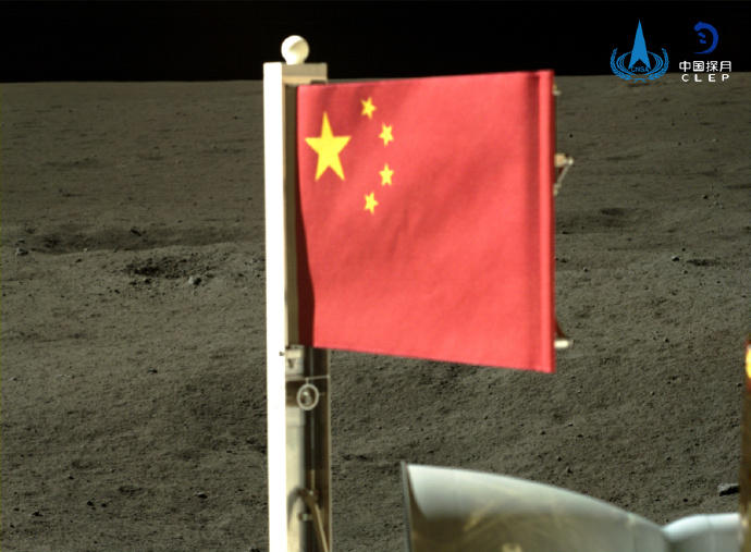 嫦娥六号扬起五星红旗 月球背面闪耀科技之光