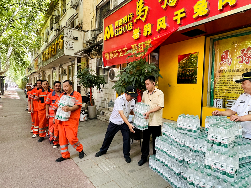 郑州：夏日关爱环卫工  酷暑为其送清凉
