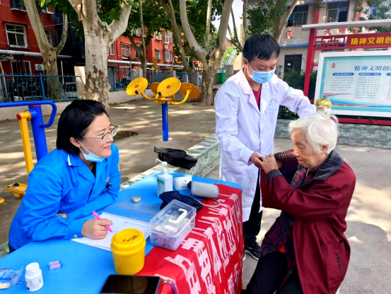 郑州市绿东村街道电缆社区开展“义诊进社区 关怀暖人心”志愿服务活动