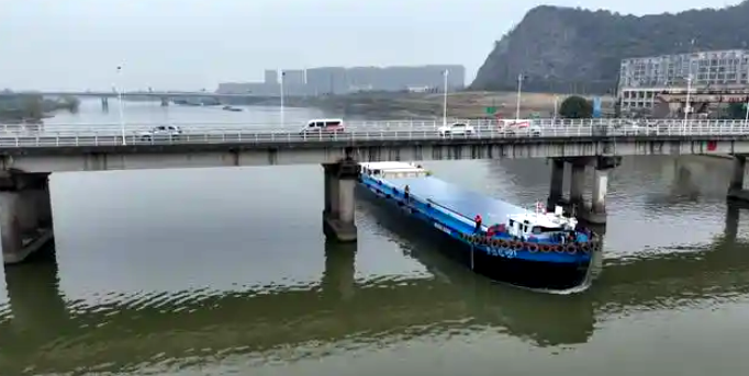 河南迎来第一艘千吨级新能源智能货船