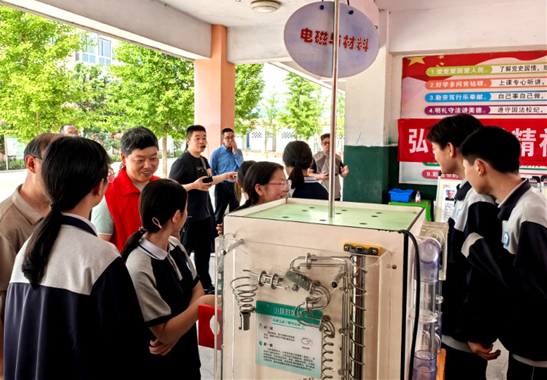 新乡市科普大篷车走进山区学校