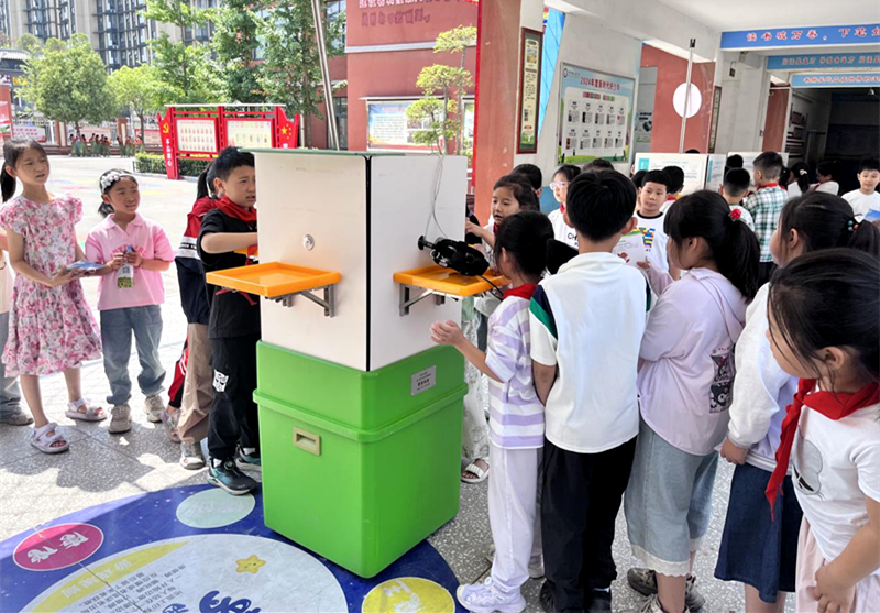 “科普进校园 点亮科技梦” 宝丰县科协组织开展科普进校园活动