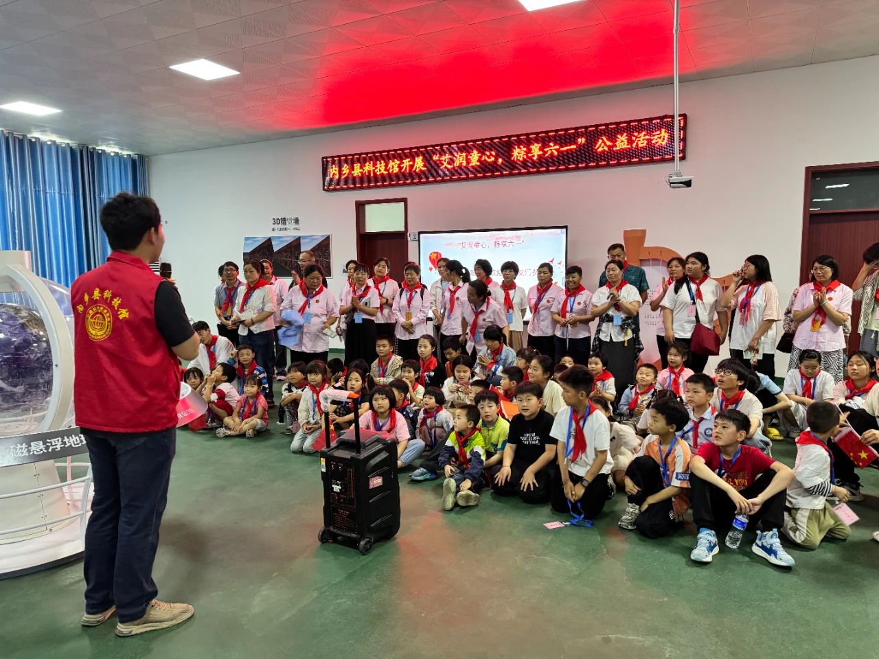 内乡县科技馆 迎来130名孤困儿童和他们的“妈妈”