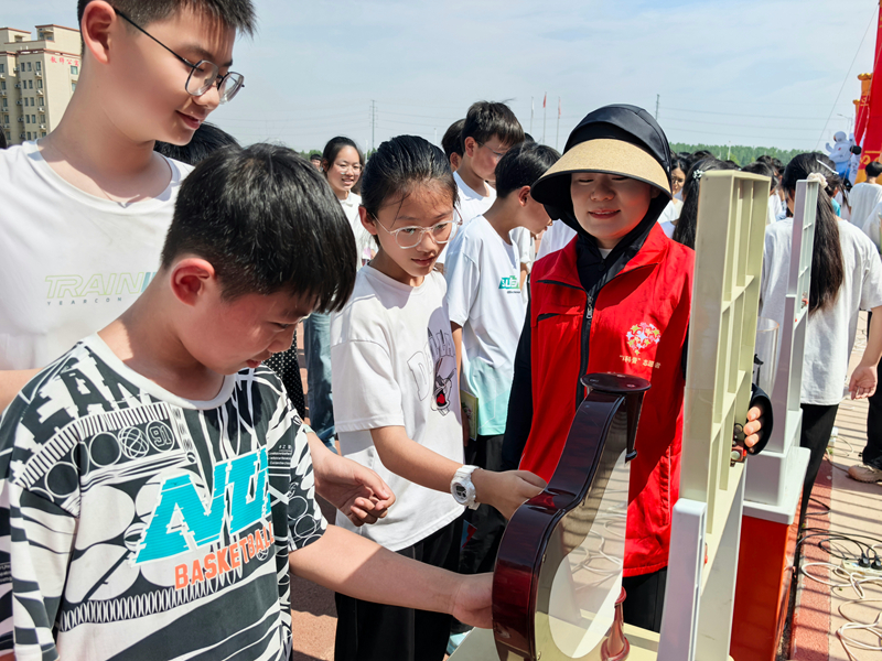 科普进校园 点亮科技梦——许昌市科协科普大篷车活动走进襄城县东城区中学