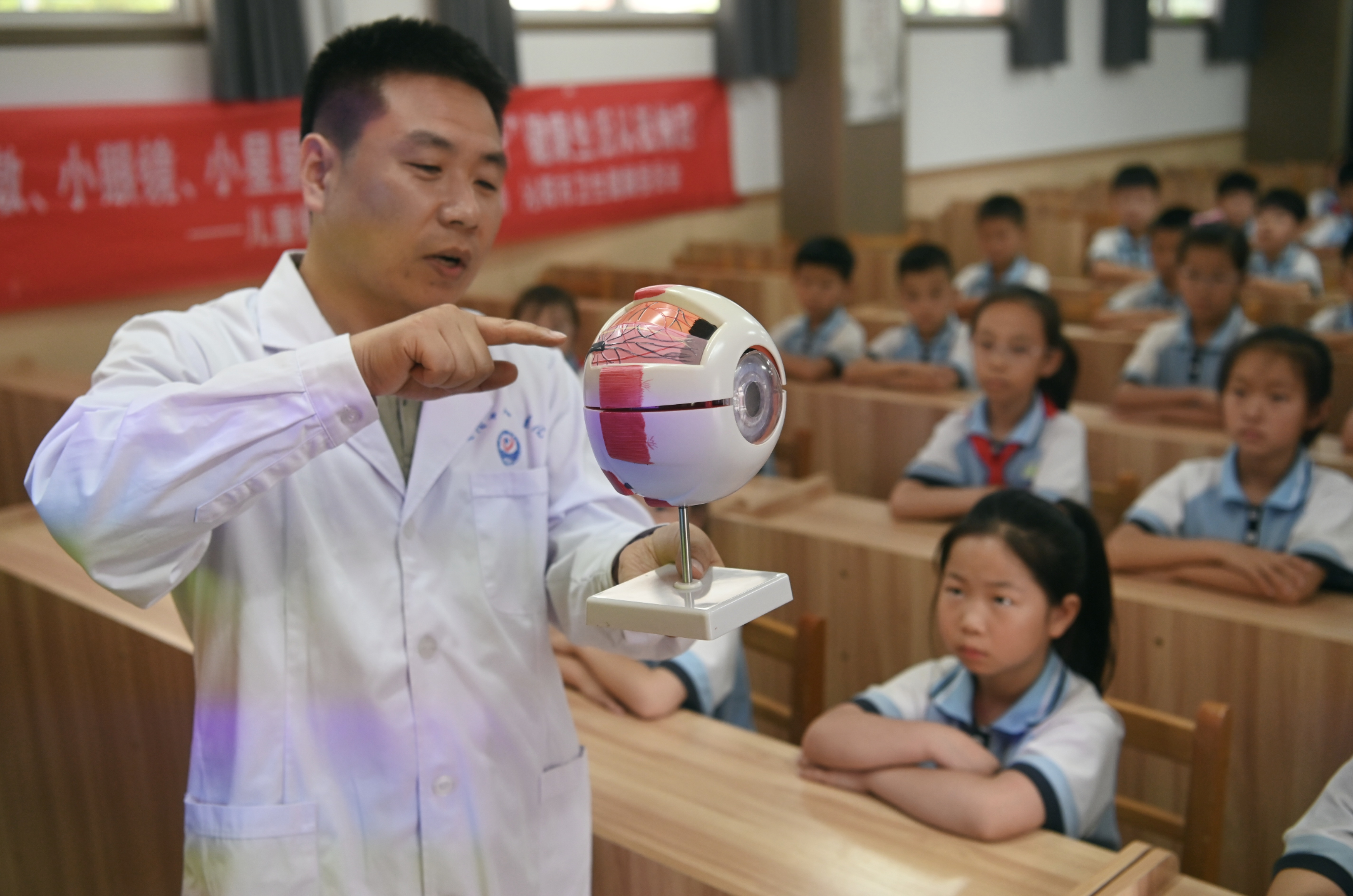 沁阳：全国爱眼日 关注眼健康