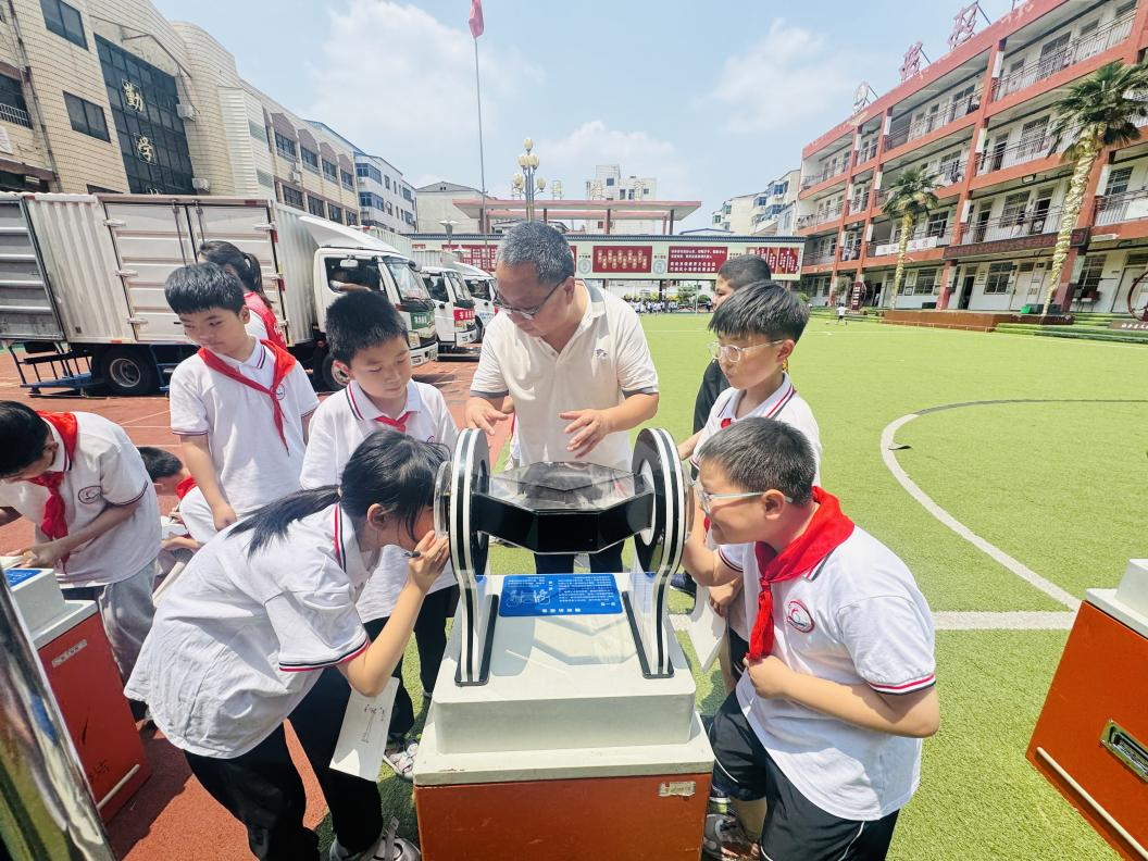 勇攀高峰 敢为人先——郑州科技馆走进新密市实验小学
