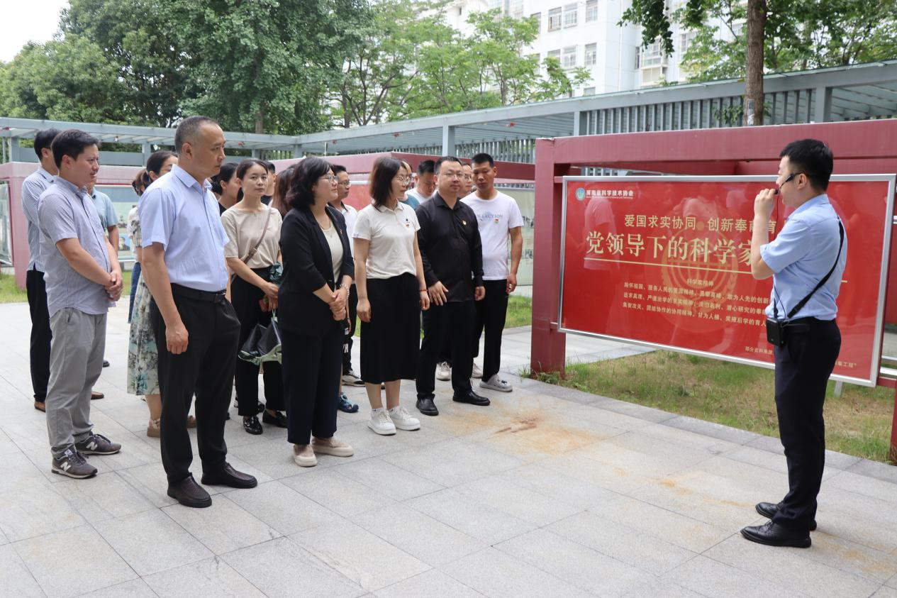 “科技匠心 同心筑梦”主题党日活动在信阳市科技馆举行