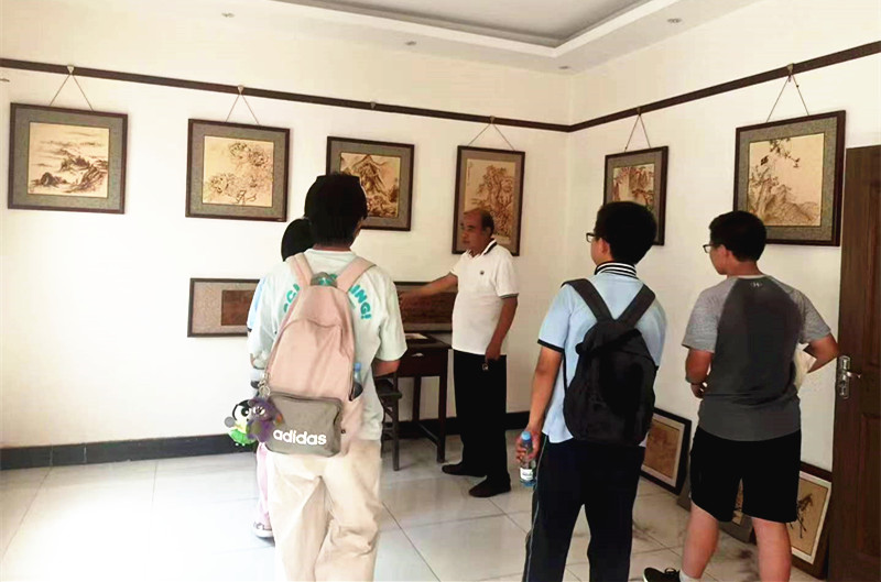 “走进任更顺烙画展示馆 感受非遗魅力”——郑州市第八初级中学开展优秀传统文化主题活动