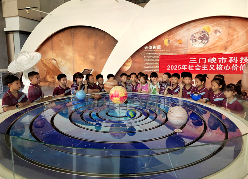 三门峡滨河小学走进科技馆 开启奇妙科学之旅