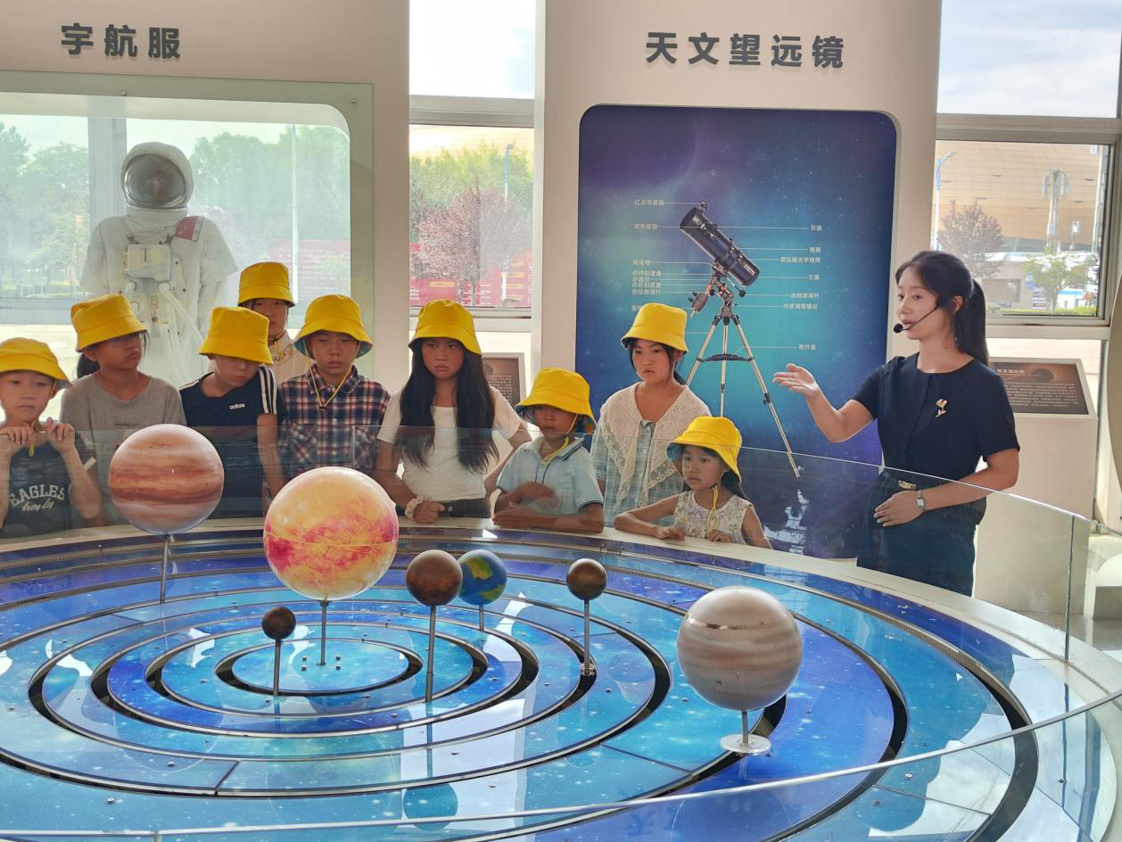 三门峡阳光社工携童走进科技馆 八大行星模型引探索热潮