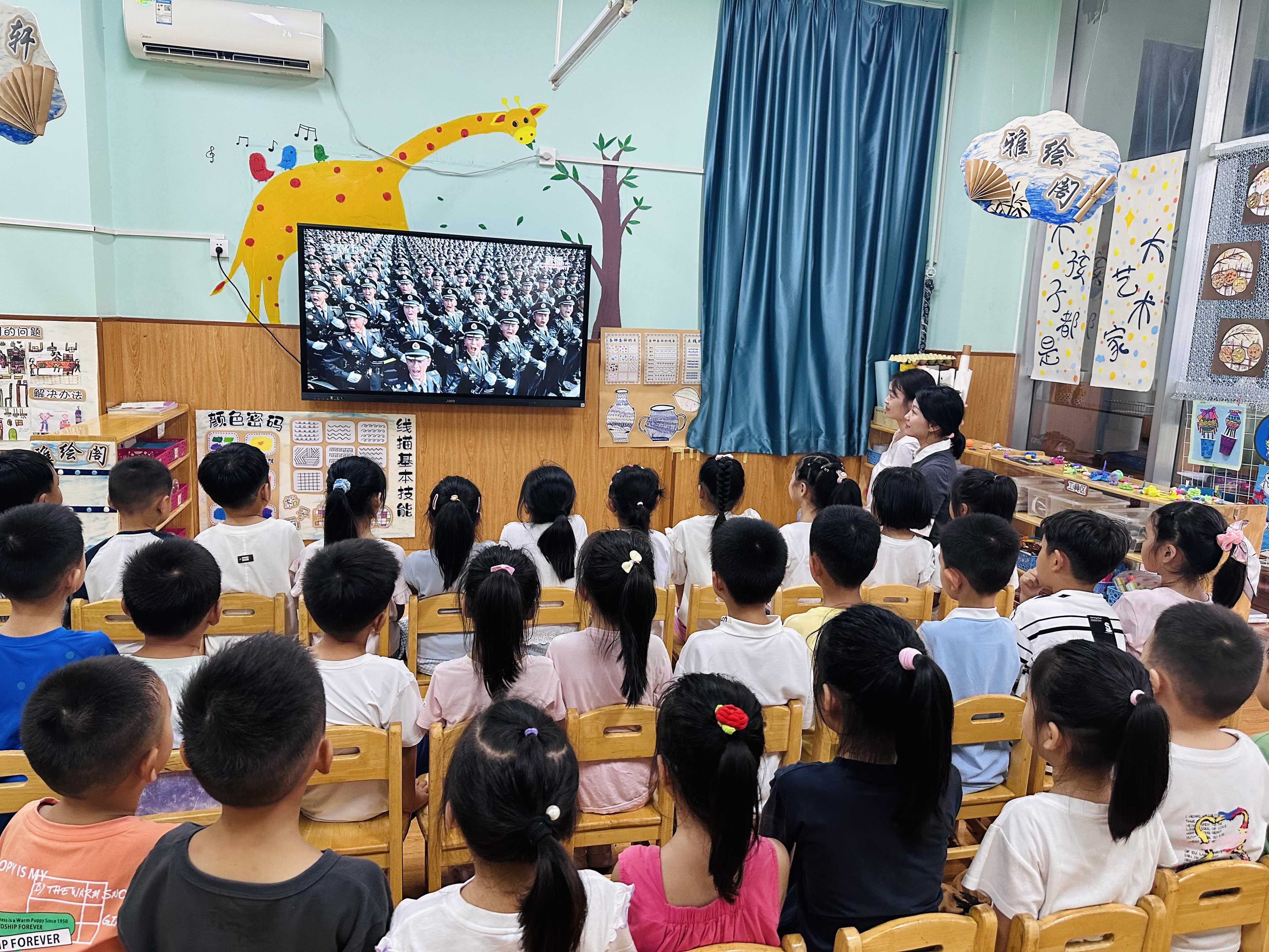 许昌市民众集中观看纪念中国人民抗日战争暨世界反法西斯战争胜利80周年大会直播