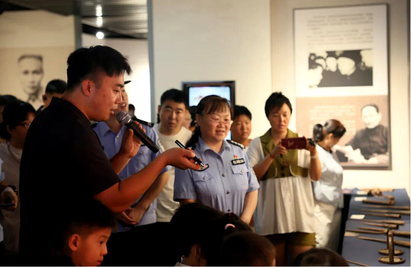 “铭记历史 强我国防”——新乡市凤泉区中原诚信博物馆举办军事实物联展国防教育主题活动