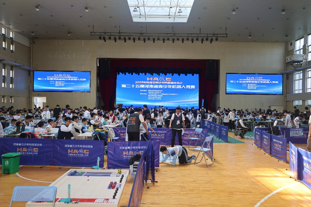 2025年河南省青少年科技运动会暨第二十五届河南省青少年机器人竞赛在郑举办， 三千余名青少年角逐科技赛场