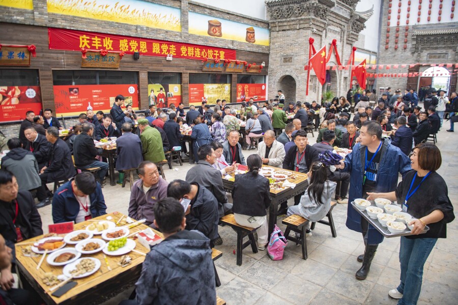 中国农民丰收节，饺子宴上话丰年！