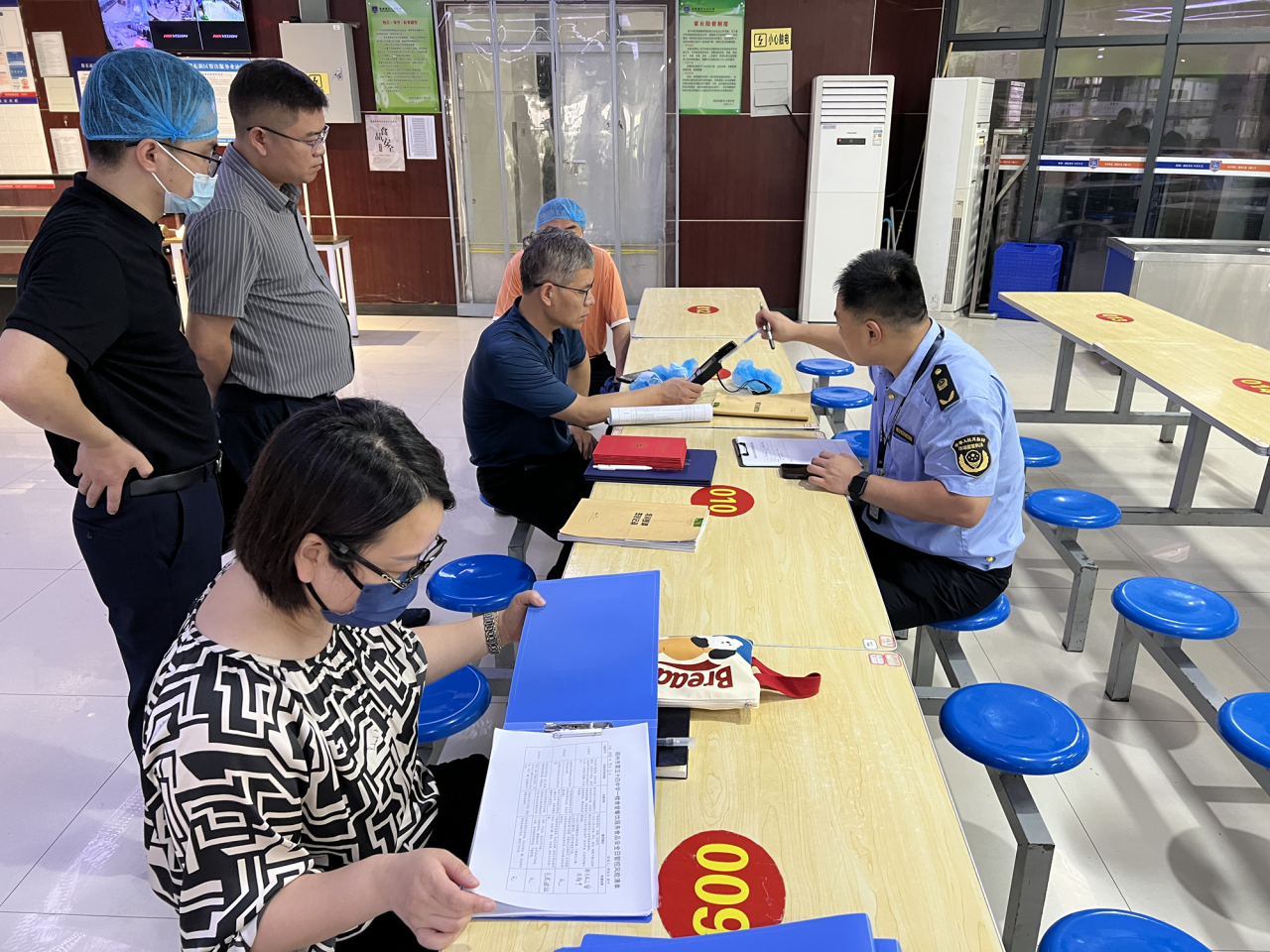 郑东新区多部门联合“亮剑” 筑牢校园食品安全“防护网”