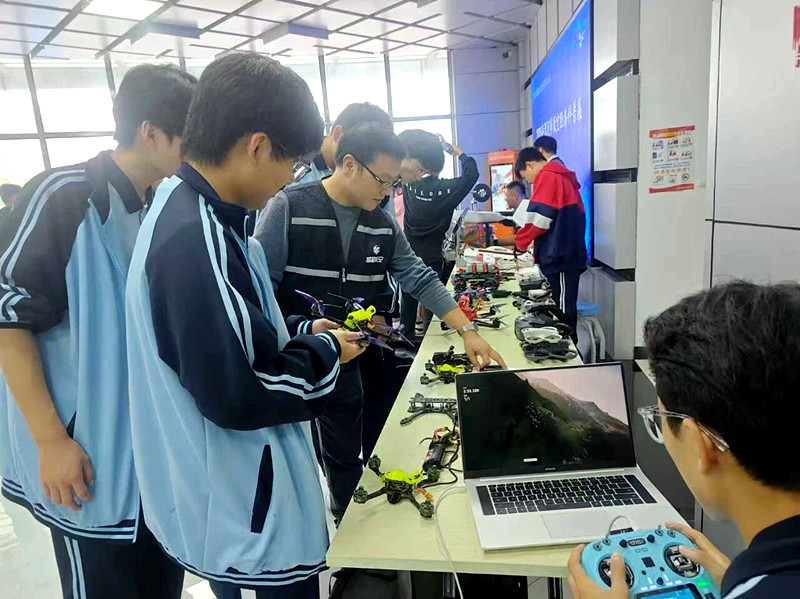 触摸低空科技 点燃创新梦想 ---漯河市全国科普月活动暨低空经济科普展活动举办