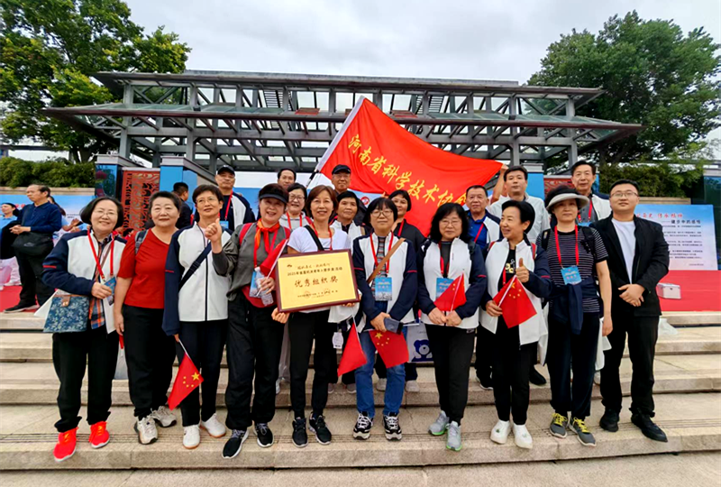 省科协组织离退休老同志参加省直机关老年人“铭记历史 砥砺前行”健步走活动