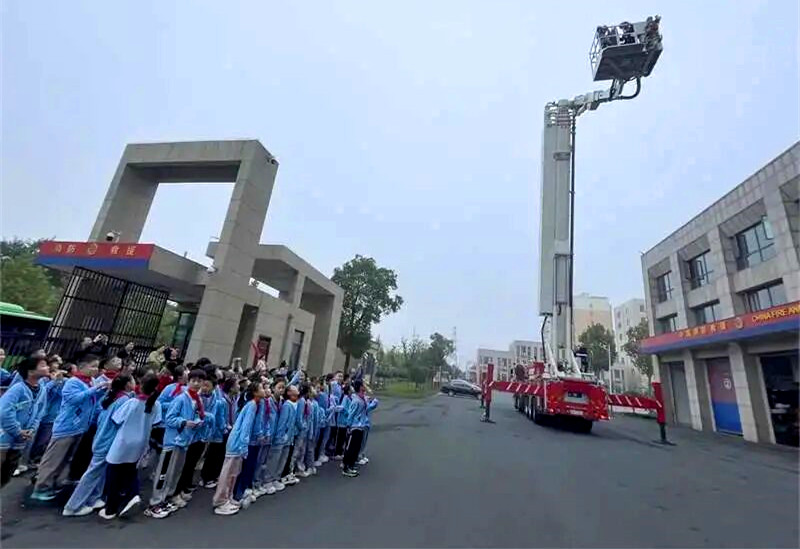 信阳百余名小学生化身“小小消防员”  这场科普研学超“燃”！