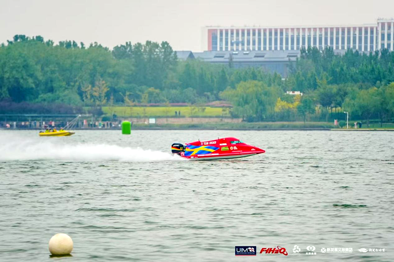 2025年F1H2O郑州大奖赛排位赛：卫冕冠军约纳斯-安德森压哨抢杆