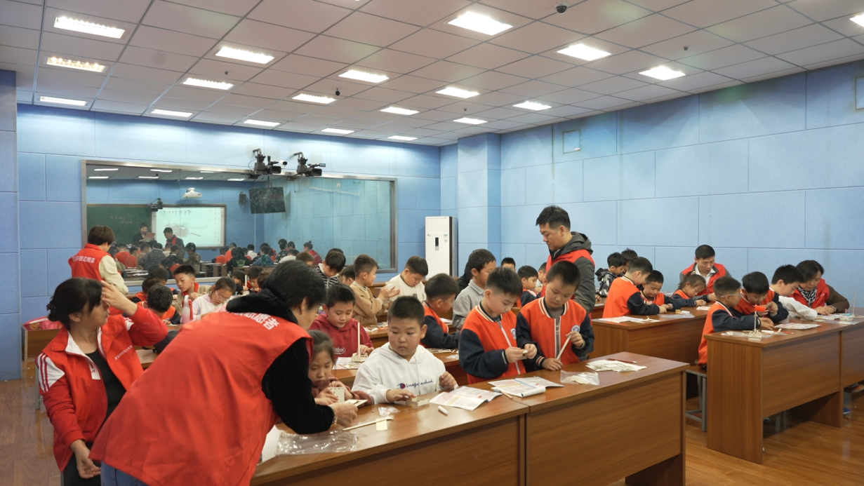 灵宝市科协开展科技志愿服务进校园活动
