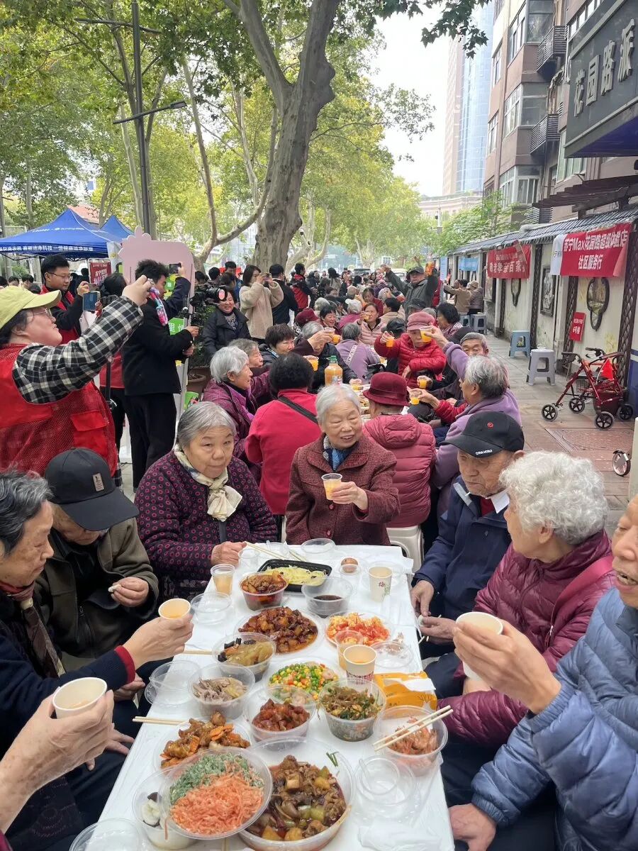 共话敬老情长，共品烟火暖香——郑州市金水区通信花园社区举办“孝亲”百家宴