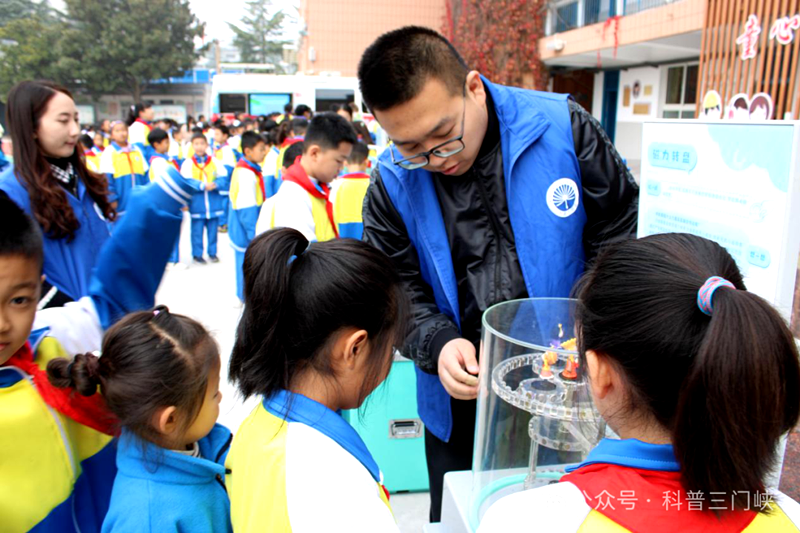 三门峡市科普大篷车驶进第二小学 为学生带来趣味与知识的科普盛宴