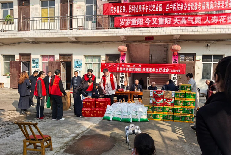 内乡县庙沟村敬老院的老人“握手”机器狗