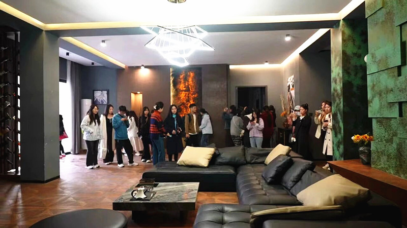 河南农大组织新媒体联盟学生记者 探秘“郑州竖店”