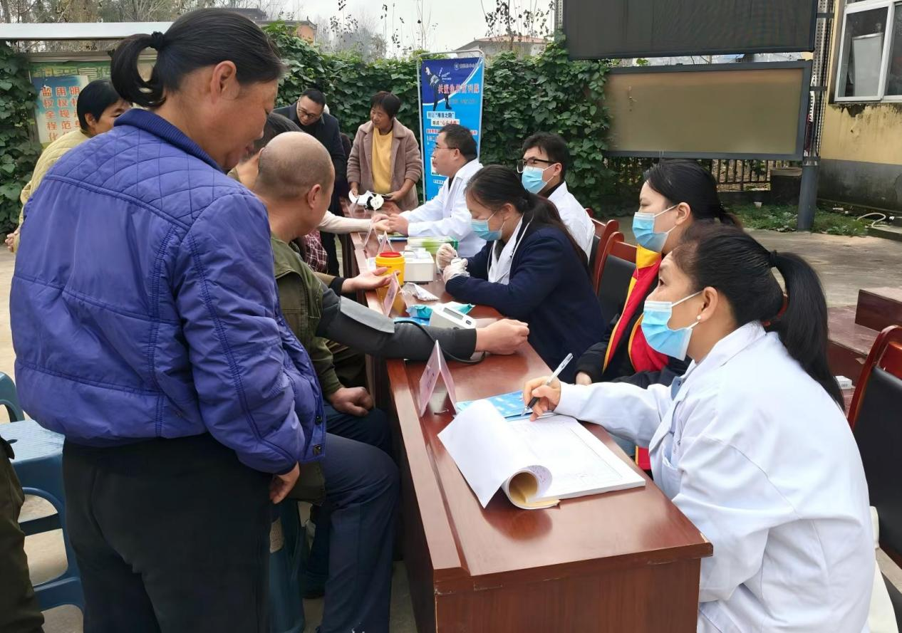 舞阳县科协联合中心医院开展健康义诊和科普宣传活动