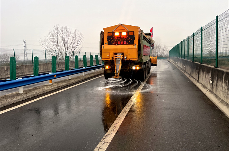 闻雪而动担使命  破冰除雪保畅通