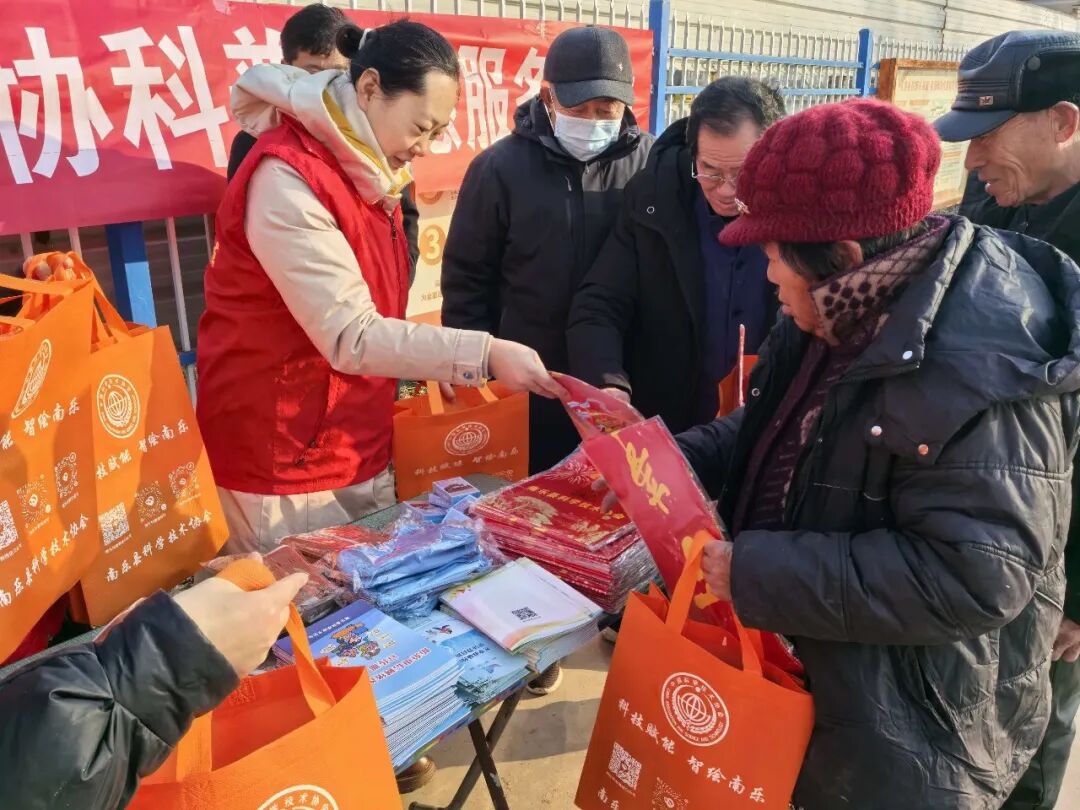 科普下乡传知识 春联入户迎新春----南乐县科协科普志愿乡村行