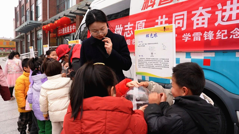 信阳市科协联合羊山新区开展学雷锋科技志愿服务活动