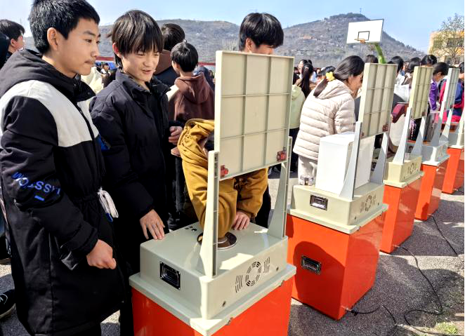 许昌市科普大篷车巡展活动走进禹州市方山镇中心学校