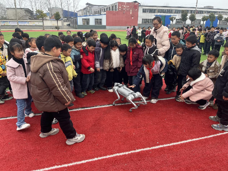 科技春风乡村行 科普大篷车点燃郾城学子科学梦