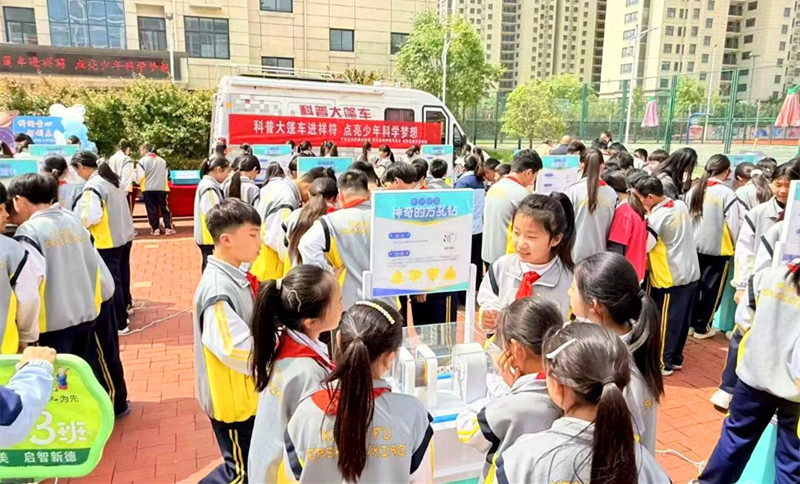 开封市科协开展科普大篷车进校园活动