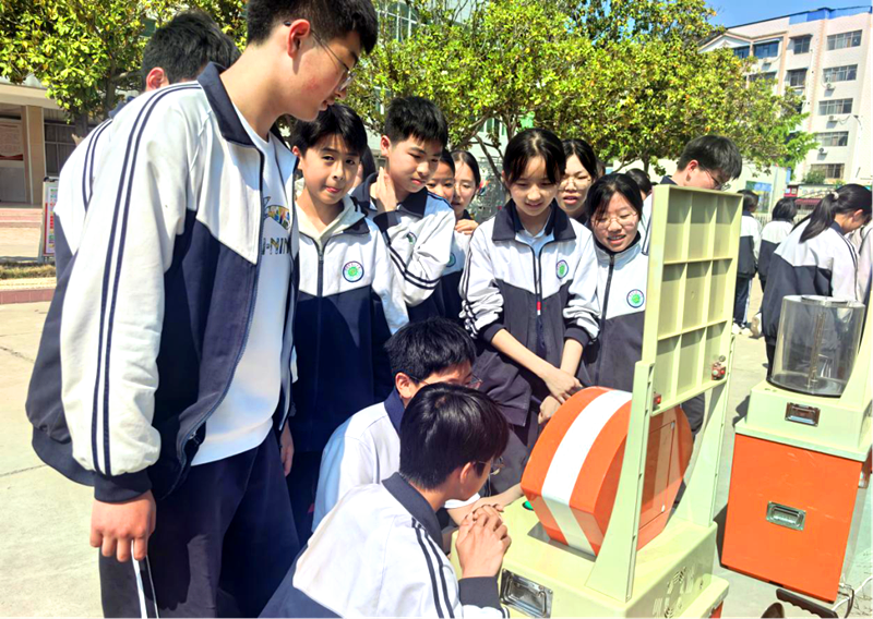 探索科学奥秘 点亮科技梦想——许昌市科协科普大篷车巡展活动走进许昌市第一中学