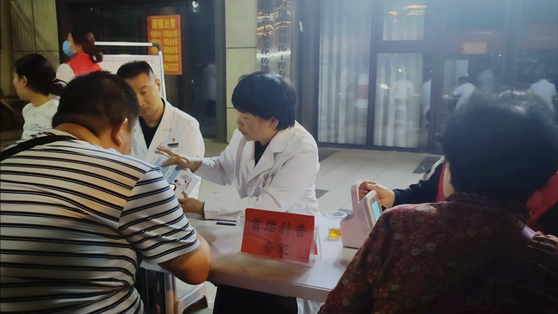 “夏夜送健康，义诊‘不打烊”——宝丰县科协组织科普专家参与“义诊夜市”活动