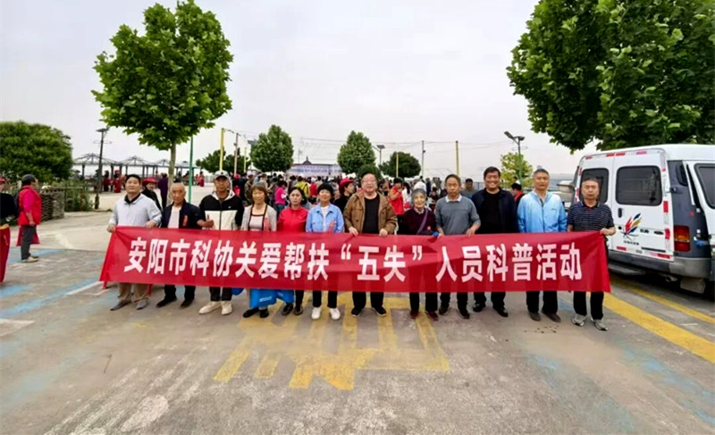 安阳市科协关工委参加市第21届“义诊义演千人饺子宴”敬老活动 现场赠送科普资料和芽苗菜，添彩“智慧养老”
