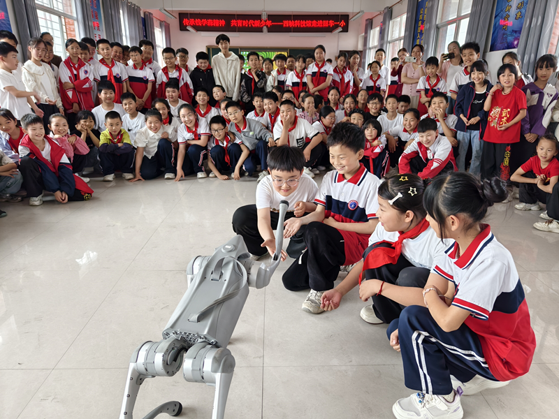 弘扬科学精神 点亮少年科学梦——西峡科技馆走进回车镇第一中心小学开展科普进校园活动