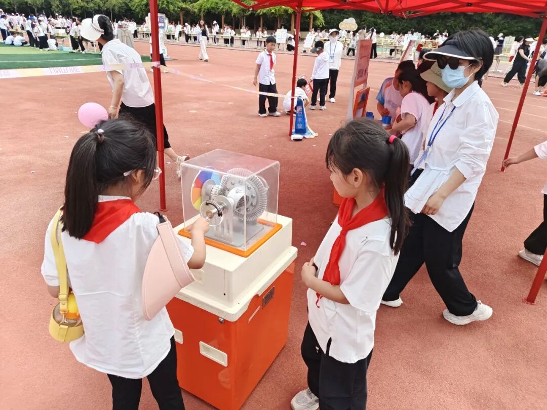 内乡县第六小学“校园科技节”赢得县委书记、县长赞赏