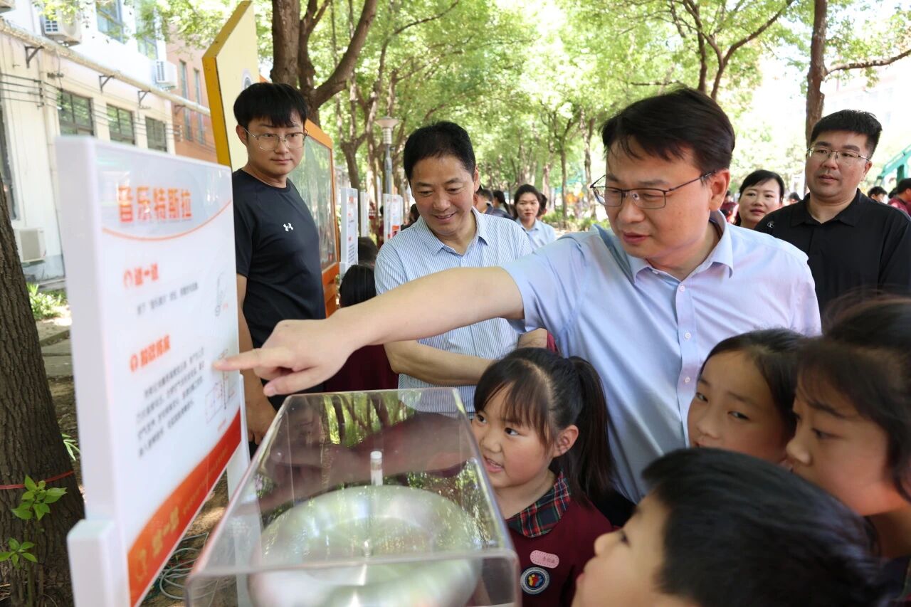 河南省科技馆“竹蜻蜓”科学课走进平顶山市郏县三立学校