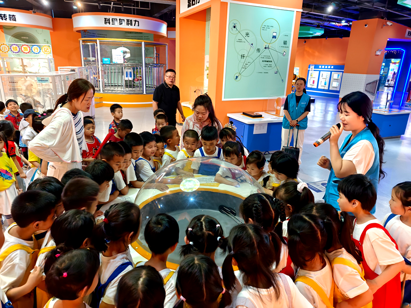 “魔法师”秀实验 萌娃乐翻天——西峡科技馆开展科普研学活动 迎来淅川县上集镇幼儿园小朋友 