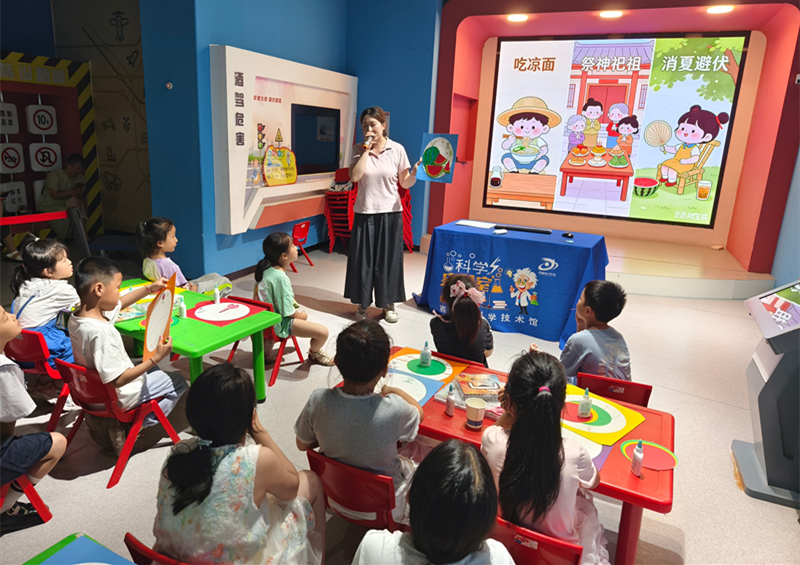 蝉鸣迎夏至 彩笔绘瓜甜——西峡科技馆开展夏至主题科普手工活动
