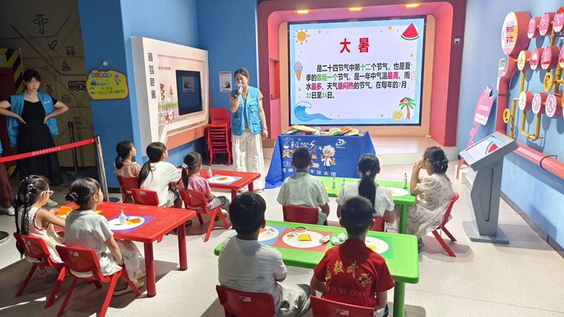 时逢大暑 巧手探夏 ——西峡科技馆开展节气科普手工活动