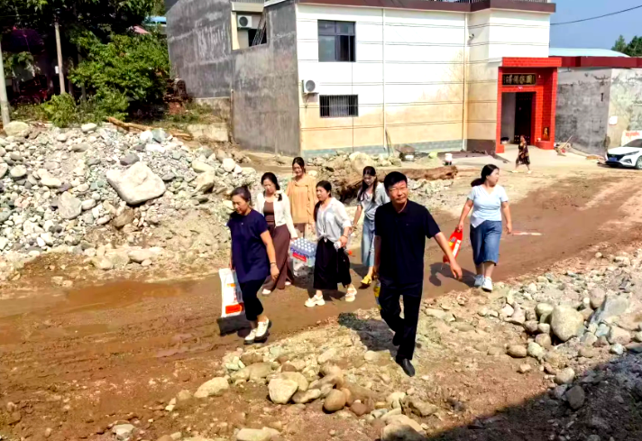 风雨同心 守护稚童——灵宝市阳平镇中心幼儿园深入乡村暖心慰问